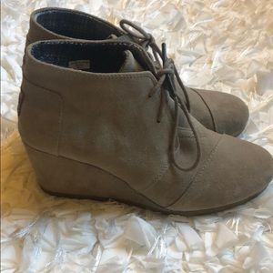 TOMS - suede wedge bootie - size 7.5